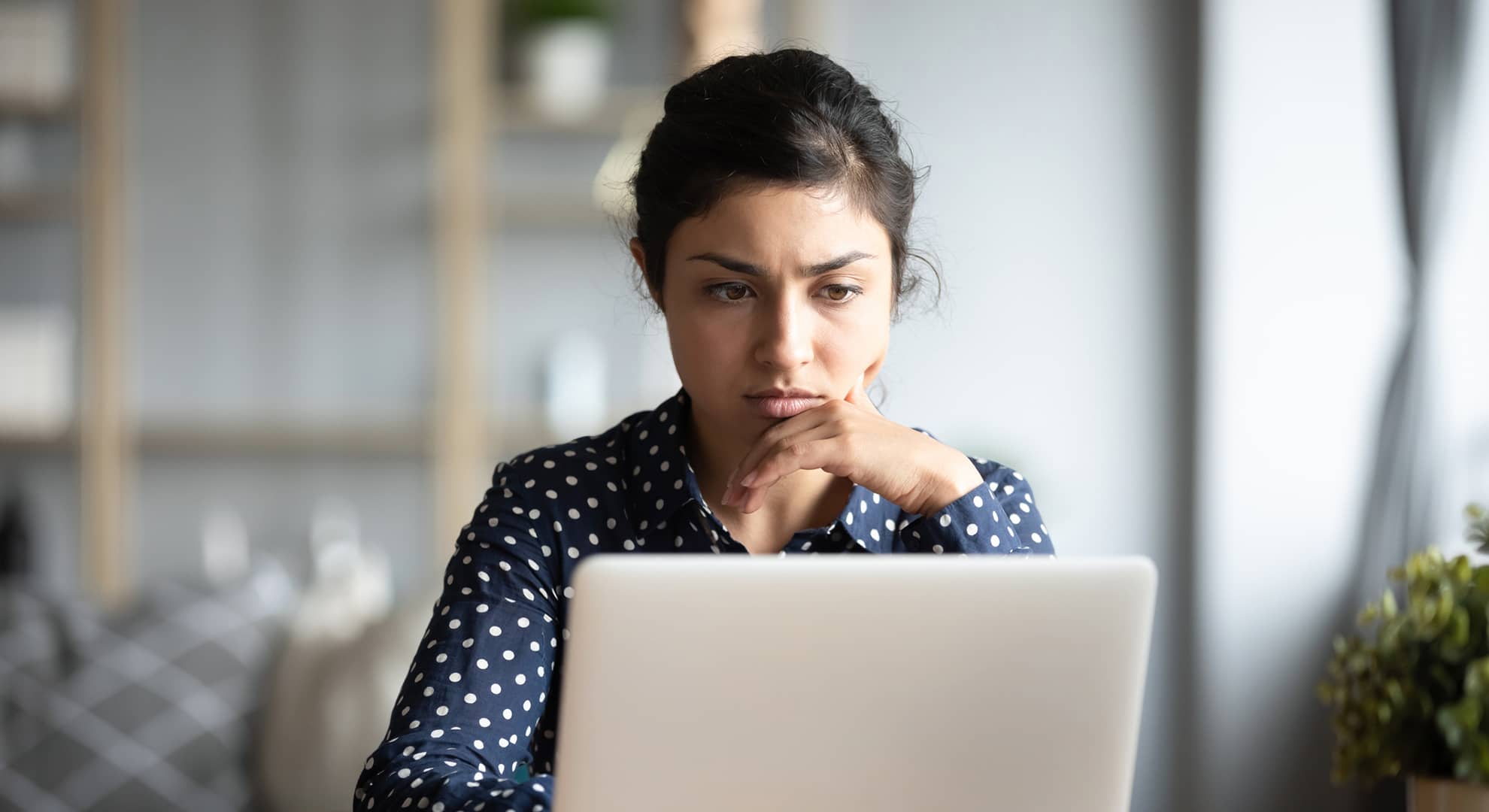 Woman sitting in front of a laptop.