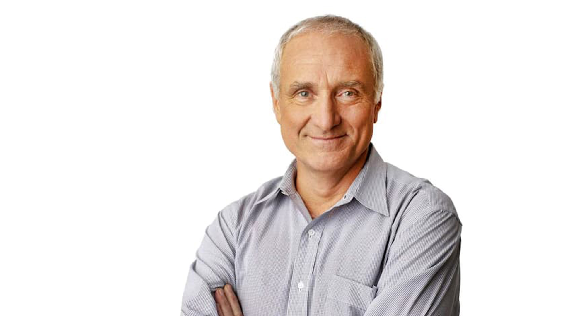 Image of Robyn Williams smiling with arms crossed