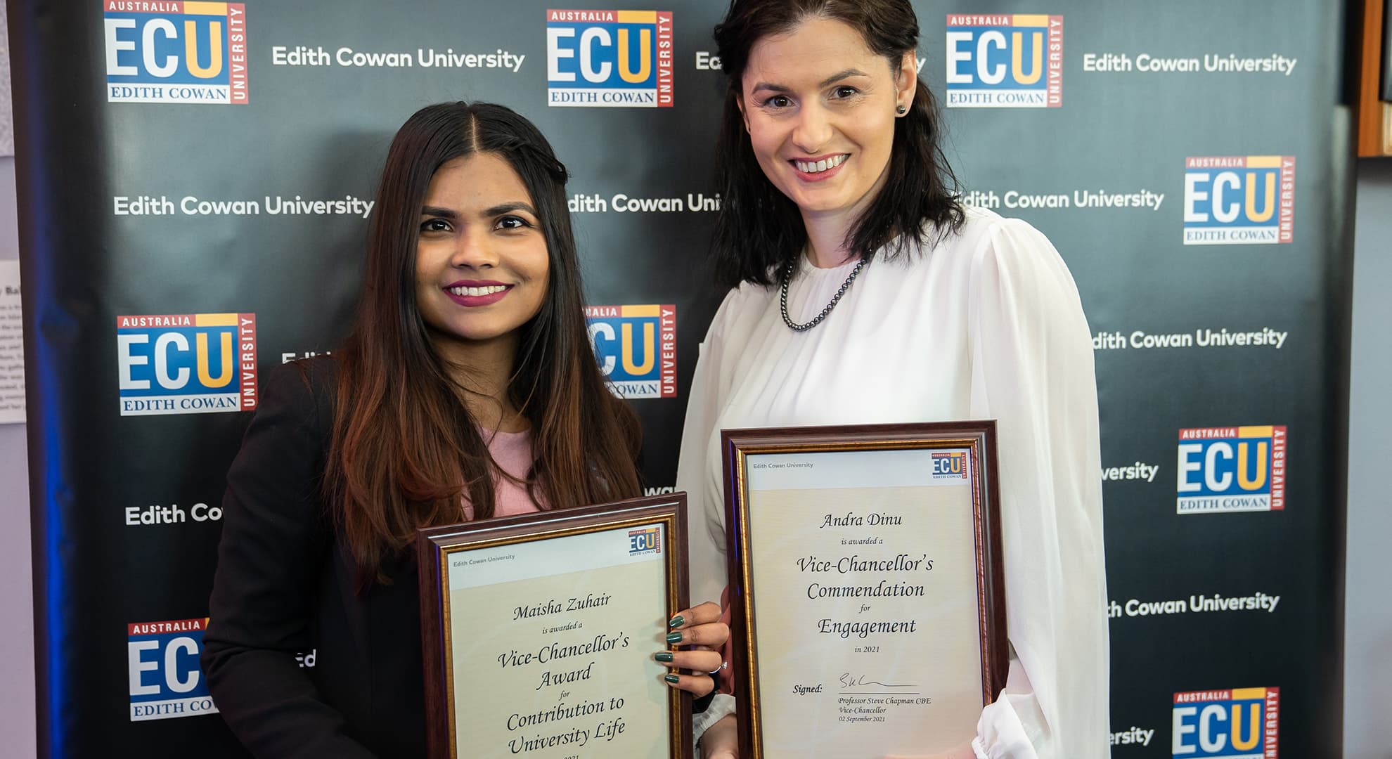 Maisha Zuhair and Andra Dinu holding their awards at the 2021 Vice-Chancellor’s Student Awards.