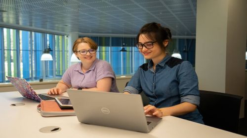 ECU students Annaliese Pool and Constance Green using an informal space in the eLab.