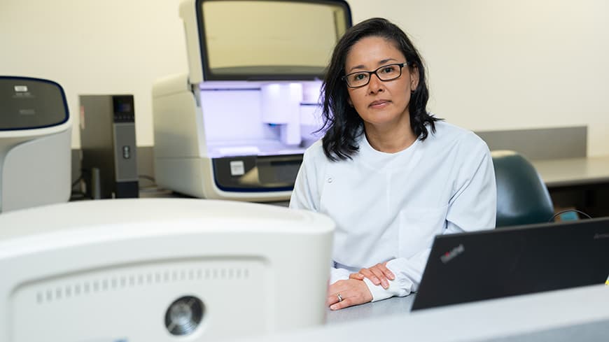 PRofessor Elin Gray in lab