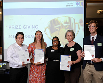 A photo with a few students receiving prizes. 