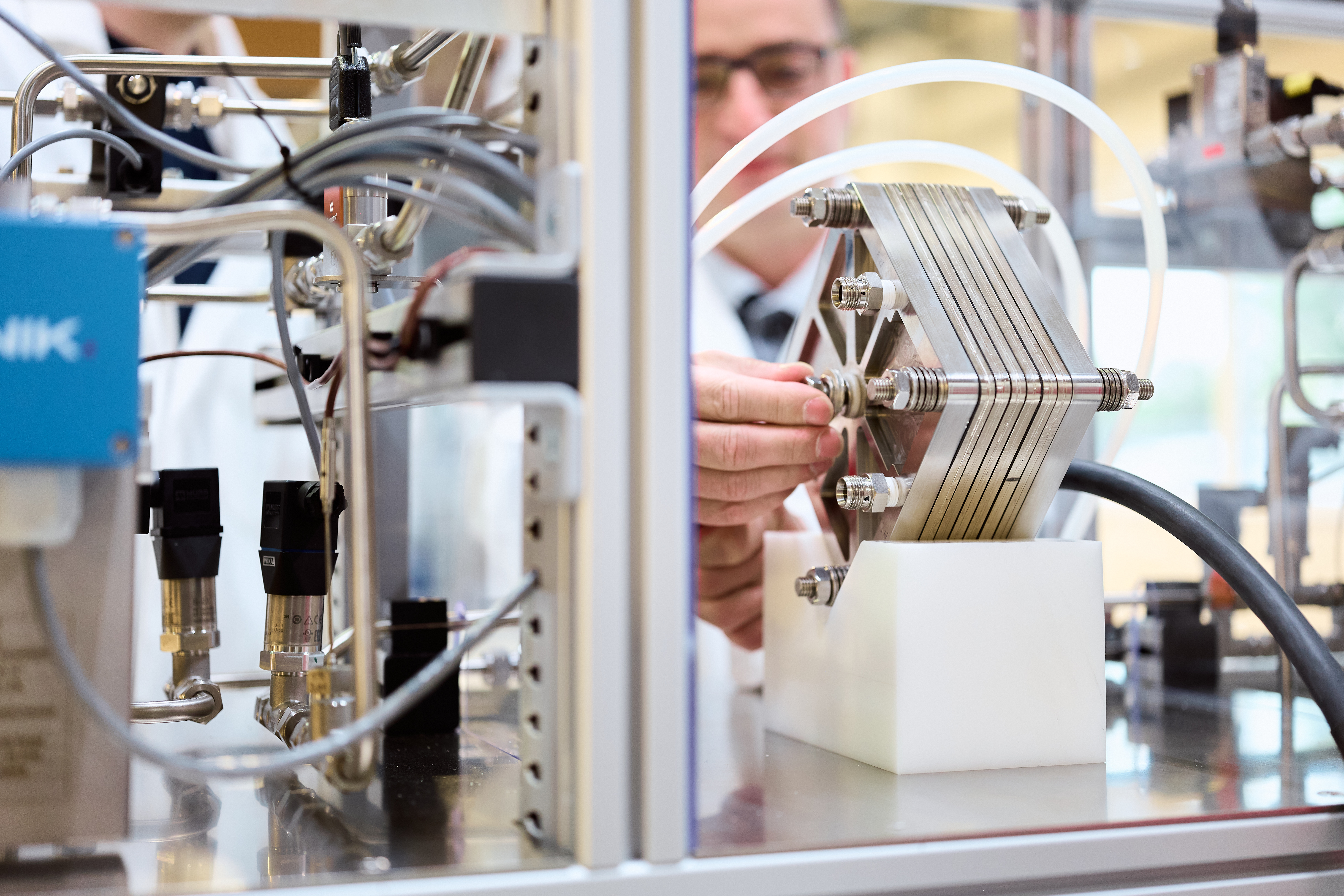 Fully automated test stand for alkaline and AEM water electrolysis