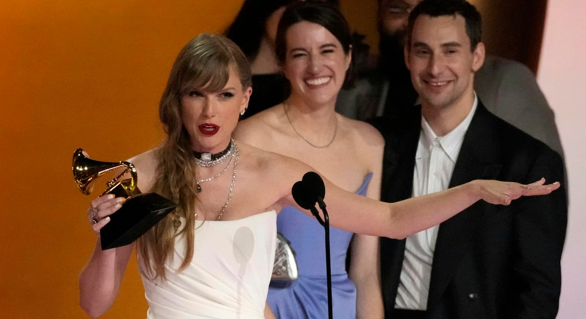 Taylor Swift accepting award